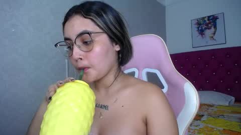 Snapshot of sofiaasexy19 chatting on May 18, 4:07 am Sofia online show from May 18, 4:07 am