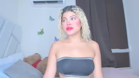 sofiacastillo01 online show from April 17, 6:55 pm
