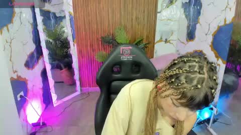 Snapshot of sofii_tay chatting on May 21, 9:22 pm Sofii online show from May 21, 9:22 pm