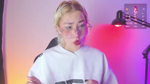 Snapshot of sofii_uwu_ chatting on February 19, 12:11 pm Sofii  online show from February 19, 12:11 pm