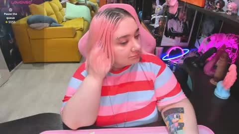 Snapshot of softie_sofy chatting on May 20, 2:51 am Sofie online show from May 20, 2:51 am