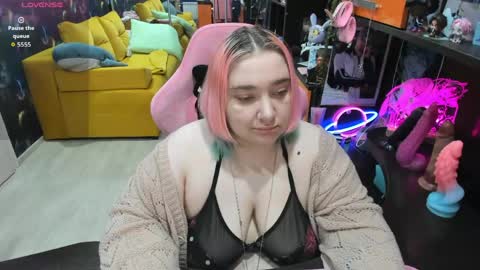 Snapshot of softie_sofy chatting on May 22, 2:51 am Sofie online show from May 22, 2:51 am