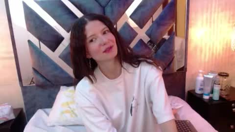 Snapshot of sofy_bonnet chatting on February 18, 12:23 pm online show from February 18, 12:23 pm