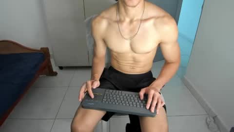 Snapshot of sola_enzo chatting on June 7, 5:44 am sola_enzo online show from June 7, 5:44 am
