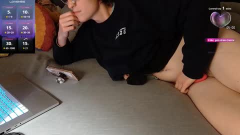 Snapshot of solaya_papaya chatting on November 19, 9:09 am solaya papaya jordan theythem online show from November 19, 9:09 am