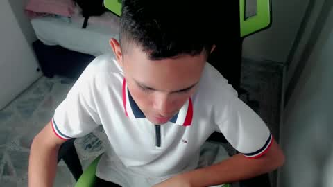 Snapshot of sombra_18 chatting on May 16, 9:24 pm ESTEBAN online show from May 16, 9:24 pm