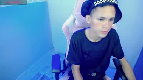 Snapshot of sombra_18 chatting on June 15, 9:17 pm ESTEBAN online show from June 15, 9:17 pm