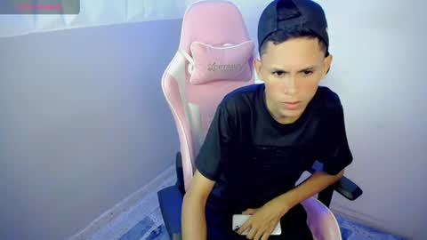 Snapshot of sombra_18 chatting on June 23, 12:30 am ESTEBAN online show from June 23, 12:30 am