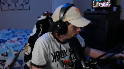 Snapshot of somethinqfunny chatting on December 8, 4:04 am Lover Boi online show from December 8, 4:04 am