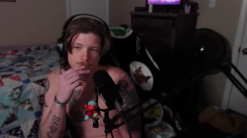 Snapshot of somethinqfunny chatting on February 12, 4:44 am Lover Boi online show from February 12, 4:44 am