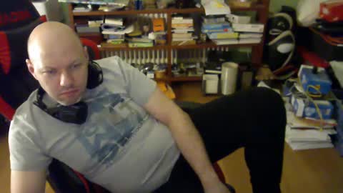 Snapshot of songoku81 chatting on March 9, 1:04 am Tom online show from March 9, 1:04 am