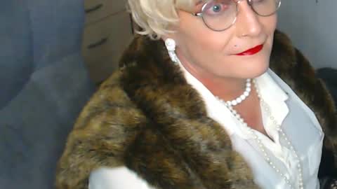 Snapshot of sonjairene chatting on December 25, 2:35 am sonjairene online show from December 25, 2:35 am