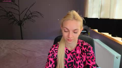 Snapshot of sonnysofia chatting on May 5, 5:37 am Sonya online show from May 5, 5:37 am