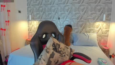 Snapshot of sophi_01 chatting on May 28, 9:34 pm sophie online show from May 28, 9:34 pm
