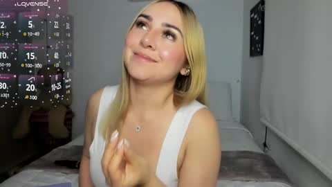 Snapshot of sophi_moreno chatting on March 8, 4:23 am Sofi online show from March 8, 4:23 am