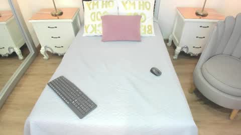 Snapshot of sophia_boods chatting on March 3, 3:45 am sophia boods online show from March 3, 3:45 am