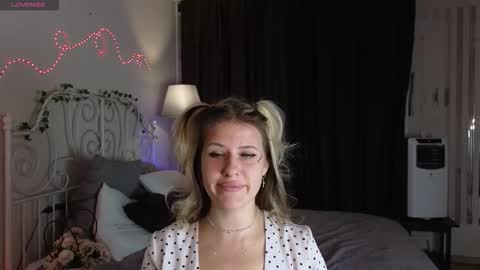 Snapshot of sophia_dreamy chatting on September 21, 1:18 am Sophia online show from September 21, 1:18 am