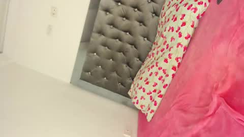 Snapshot of sophia_horny19 chatting on October 7, 8:22 am sophia_horny19 online show from October 7, 8:22 am