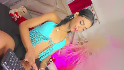 Snapshot of sophia_horny19 chatting on July 8, 12:48 am sophia_horny19 online show from July 8, 12:48 am