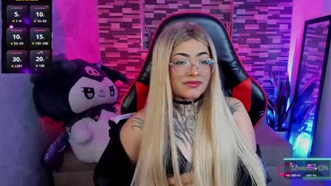 Snapshot of sophiaa_cherry chatting on December 23, 5:49 am Sophia online show from December 23, 5:49 am