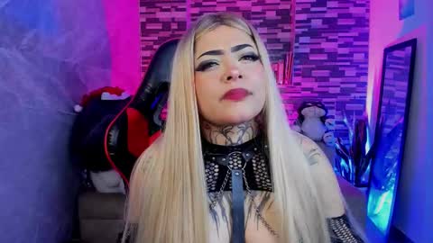 Snapshot of sophiaa_cherry chatting on January 7, 7:11 am Sophia online show from January 7, 7:11 am