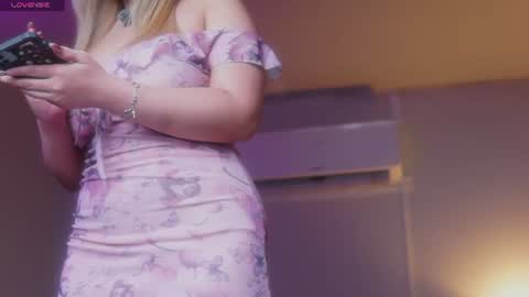 Snapshot of sophialaxx chatting on June 20, 10:45 pm Sophia online show from June 20, 10:45 pm