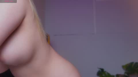 Snapshot of sophialaxx chatting on June 25, 5:12 am Sophia online show from June 25, 5:12 am