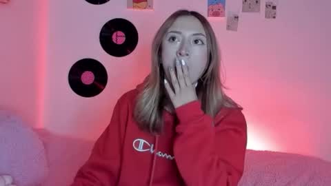 Snapshot of sophie_collins13 chatting on October 19, 5:30 am Sophie online show from October 19, 5:30 am