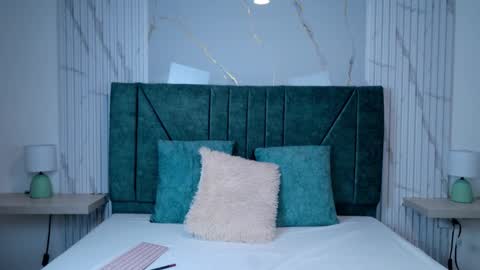 Sophie  online show from March 25, 11:00 pm