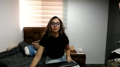Snapshot of sophie_fox2 chatting on May 23, 7:40 pm sophie_fox2 online show from May 23, 7:40 pm