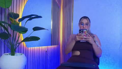 Snapshot of sophie_janner chatting on June 6, 3:33 am SOPHIE JANNER online show from June 6, 3:33 am