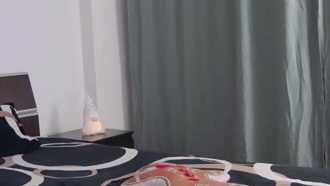 Snapshot of sophie_jeans chatting on November 19, 4:40 pm Sophie jeans online show from November 19, 4:40 pm