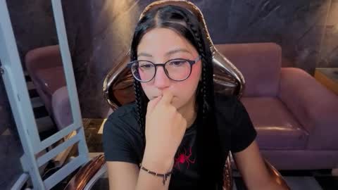 Snapshot of sophie_jones_b chatting on February 4, 12:44 pm sophie_jones_b online show from February 4, 12:44 pm