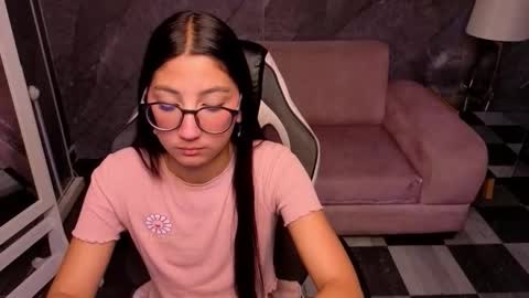 Snapshot of sophie_jones_b chatting on March 3, 12:44 pm sophie_jones_b online show from March 3, 12:44 pm