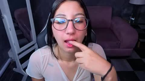 sophie_jones_b online show from April 6, 12:50 pm