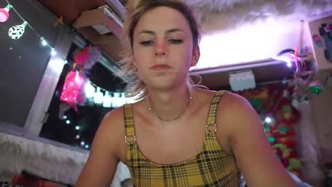 Snapshot of sophie_lovely chatting on February 21, 5:13 am derpy derpington online show from February 21, 5:13 am