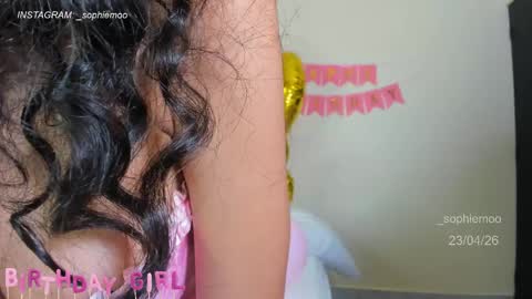 Snapshot of sophie_moo chatting on April 23, 1:13 pm Sophie online show from April 23, 1:13 pm