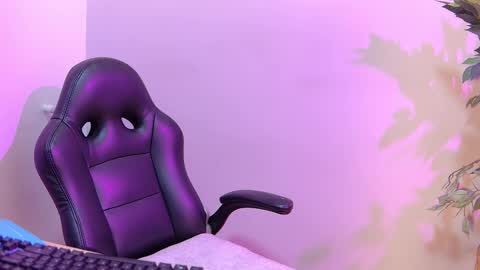 Snapshot of sophie_nolie chatting on February 19, 12:45 pm Sophi online show from February 19, 12:45 pm