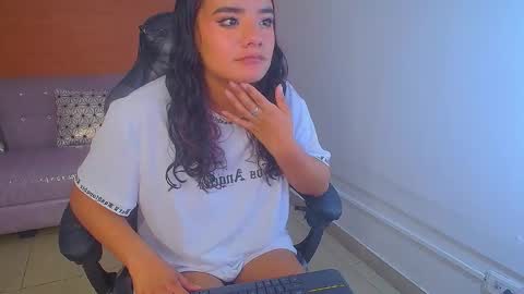 Snapshot of sophie_t_ chatting on December 11, 2:09 am Sofia online show from December 11, 2:09 am