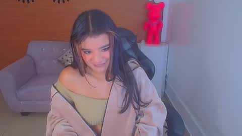 Snapshot of sophie_t_ chatting on December 18, 1:05 am Sofia online show from December 18, 1:05 am