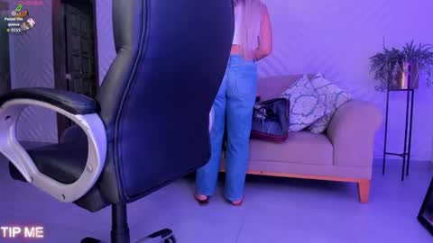 Snapshot of sophiebarnett_ chatting on April 17, 11:52 pm Sophie online show from April 17, 11:52 pm