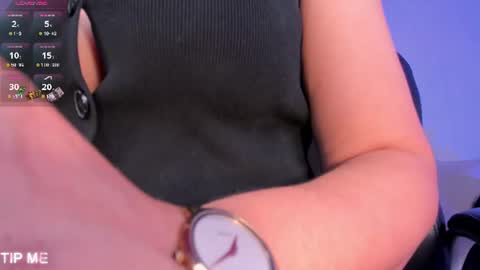 Snapshot of sophiebarnett_ chatting on June 21, 3:03 pm Sophie online show from June 21, 3:03 pm