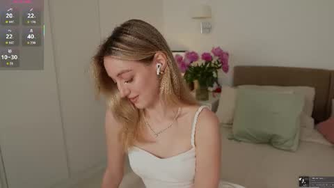 Snapshot of sophiebelll chatting on June 12, 9:19 am sophiebelll online show from June 12, 9:19 am