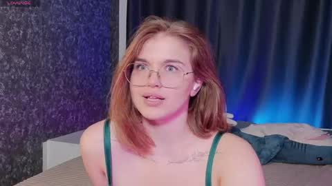 Snapshot of sophiemure chatting on May 28, 8:39 pm Sophie online show from May 28, 8:39 pm