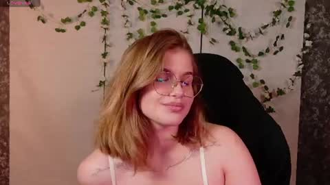 Snapshot of sophiemure chatting on June 30, 8:43 pm Sophie online show from June 30, 8:43 pm