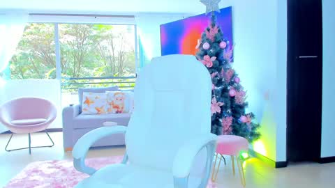 Snapshot of sophijonnes chatting on December 12, 4:10 pm YULITZA online show from December 12, 4:10 pm