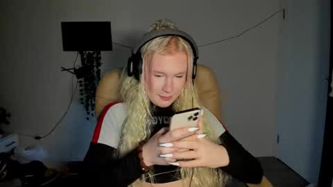 Snapshot of soska_albinosk chatting on December 16, 8:25 pm soska_albinosk online show from December 16, 8:25 pm