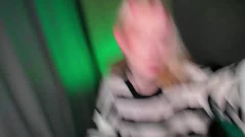 Snapshot of soska_albinosk chatting on January 8, 12:40 pm soska_albinosk online show from January 8, 12:40 pm