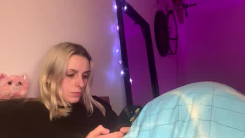 Snapshot of spacegirl42o chatting on December 28, 6:40 pm Spacegirl online show from December 28, 6:40 pm