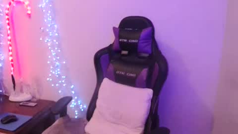 Snapshot of sparkle_pinuppp chatting on January 1, 2:42 pm Tip 1 token  Follow me on instagram  Sparkle pinuppp online show from January 1, 2:42 pm